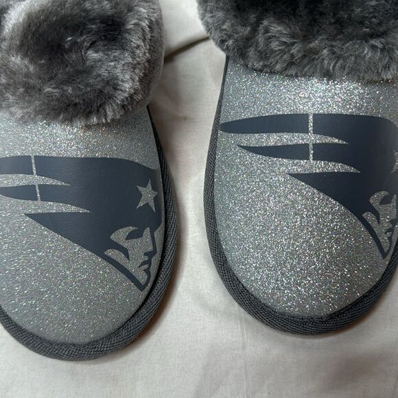 FOCO Officially Licensed Glitter Patriots Football Faux Fur Slippers. Size 9/10. - Picture 4 of 11